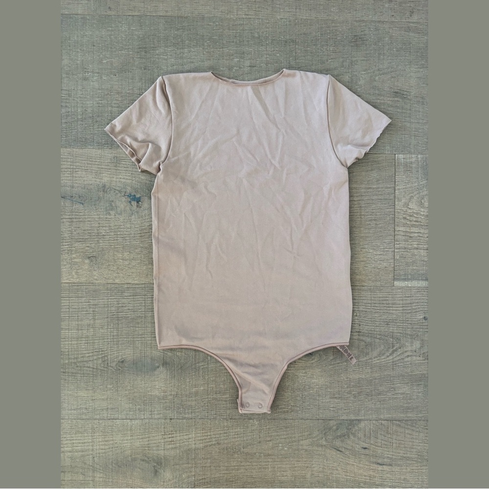 skims nude beige short sleeve fitted thong bodysuit